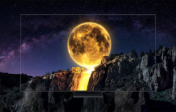 밝은 달이 빛나는 자연 풍경 앞에 QLED 8K 프레임이 보이는 모습입니다.