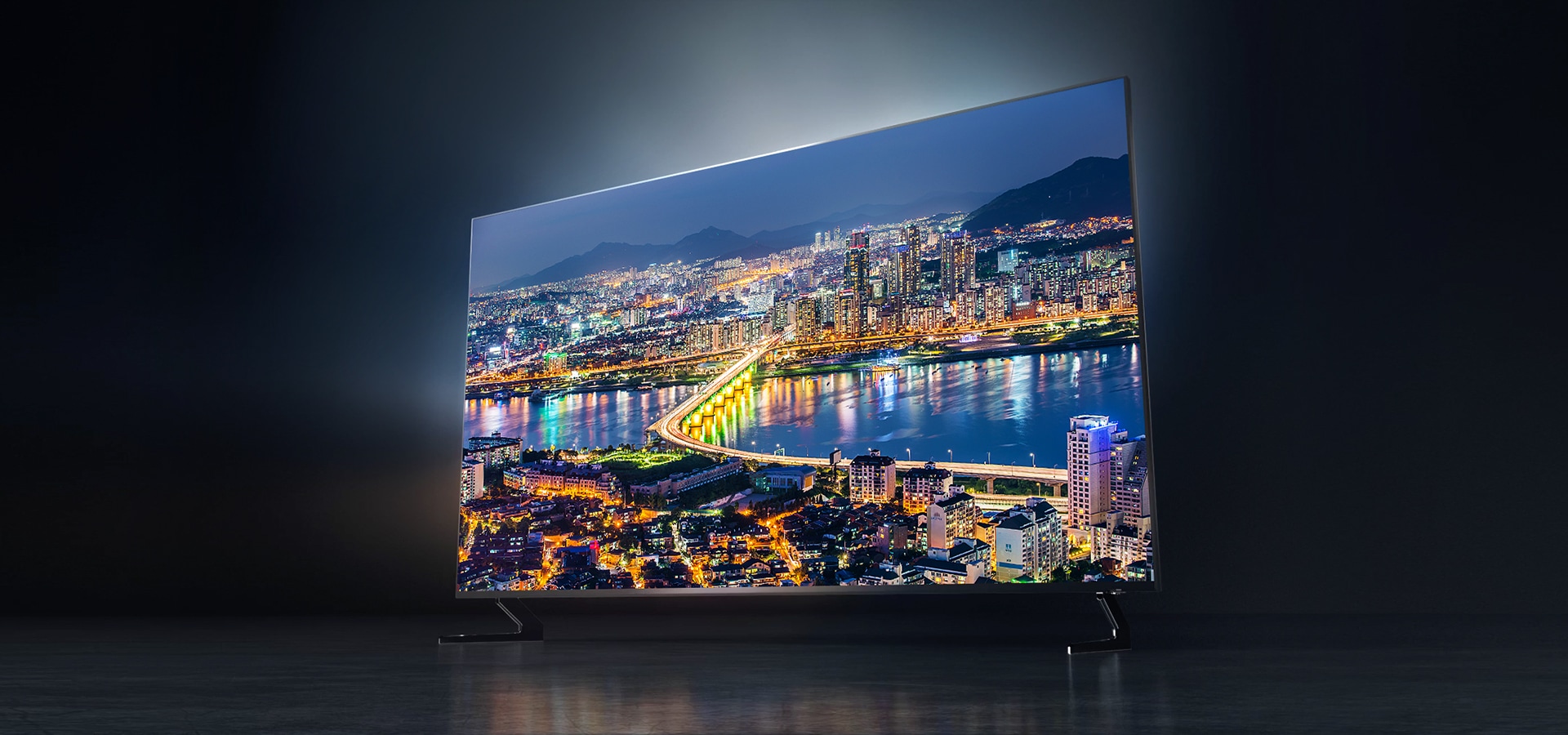 Góc nhìn bên phải của TV Samsung mới nhất, Samsung QLED Q900R 2019 mới với màn hình có hình ảnh thành phố rõ ràng trên TV.
