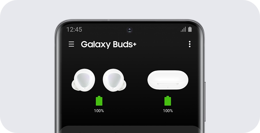 Một điện thoại Galaxy có các thanh bar hiển thị về thời lượng pin của tai nghe không dây Galaxy Buds+ và hộp sạc được hiển thị sắp xếp kĩ lưỡng trên màn hình.