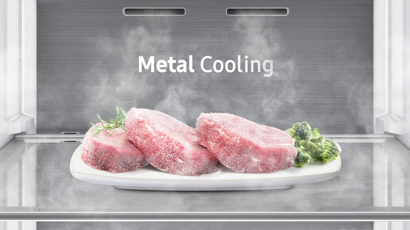 The advantages of Metal Cooling are shown through the uniformly frozen meat inside the Bespoke RR7000M Freeze.