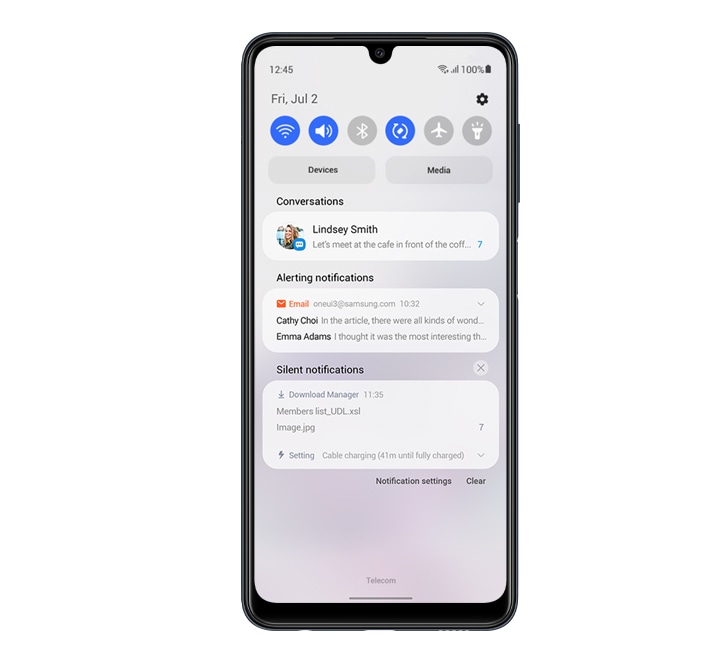 منظر أمامي للجهاز ، يعرض الإشعارات واللوحة السريعة بخلفية بيضاء ، حيث يساعدك One UI Core على التركيز.