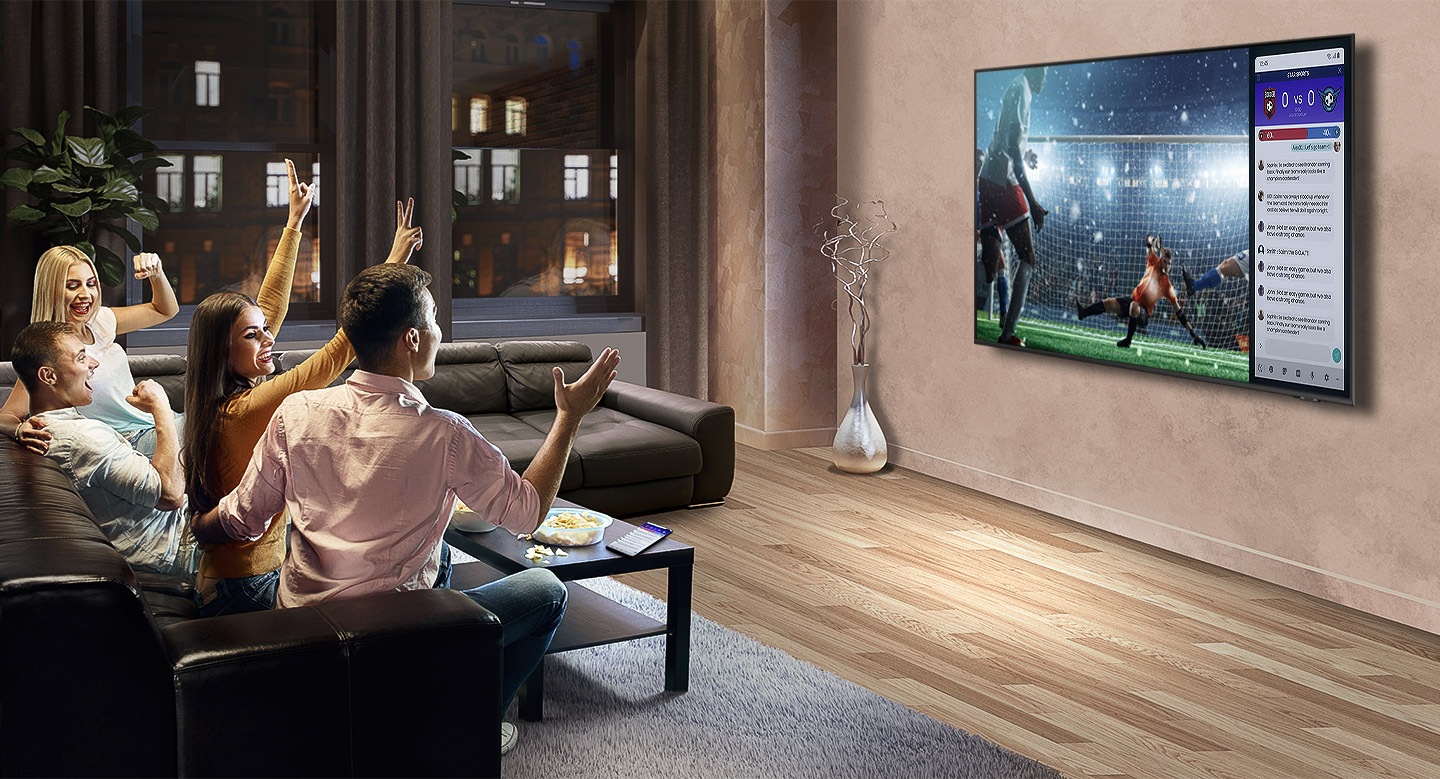 A group of people use QLED TV Multi view feature to enjoy a football match and view play-by-play information at the same time on the same screen.