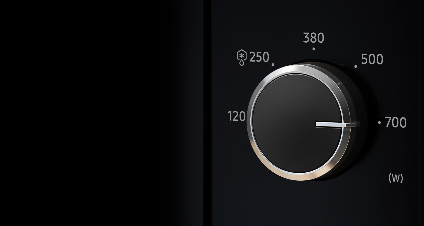 Показан крупным планом регулятор уровня мощности микроволновой печи с 5 положениями и стильным металлическим краем.