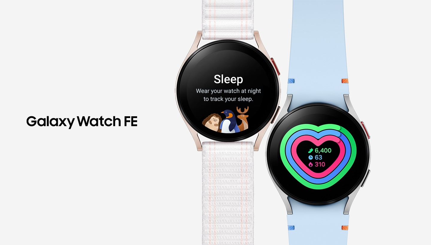 Deux Galaxy Watch FE sont vues de face. Celle de gauche, en or rose, est dotée d'un bracelet en tissu blanc. Son cadran affiche une interface de suivi du sommeil avec un hérisson et un pingouin reposant sur un croissant de lune jaune. Le message est le suivant : « Dormez. Portez votre montre pour suivre votre sommeil. » Celle de droite, en argent, est dotée d'un bracelet en maille bleu ciel. Son cadran affiche le nombre total de pas (6400), la durée de l'exercice (63 minutes) et les calories brûlées (310 Kcal).
