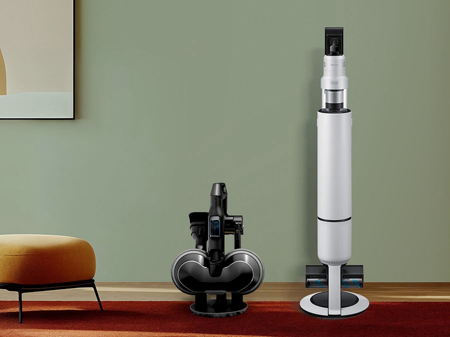 يقع حامل الملحقات ومحطة التنظيف على الجانب الأيسر بجانب الجدار الأخضر والكرسي البرتقالي.