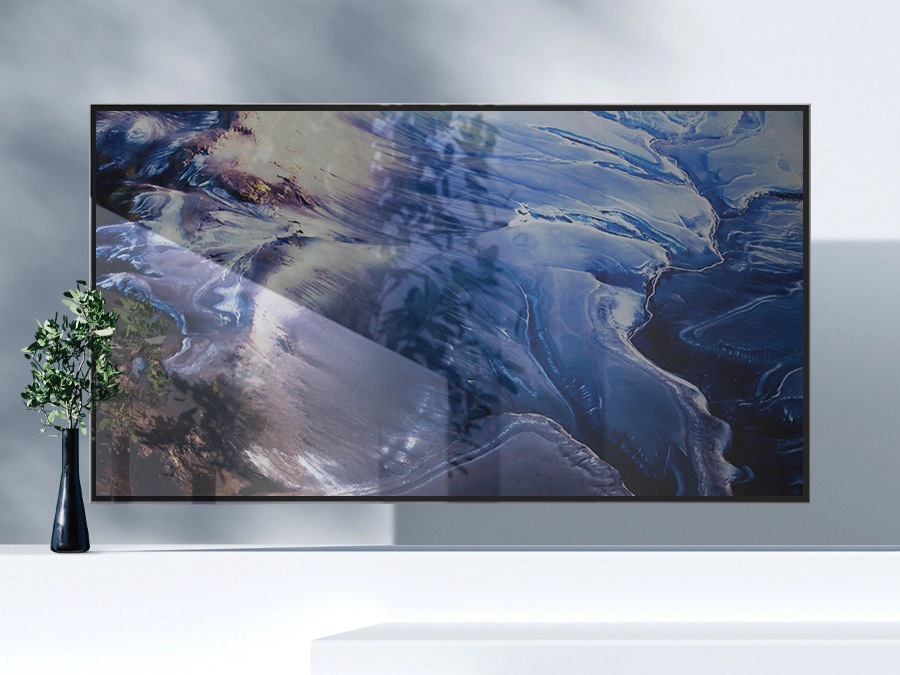 يعرض تلفزيون QLED رسومات زرقاء غير لامعة تشبه الموجة على الشاشة مع الكثير من انعكاسات الضوء.