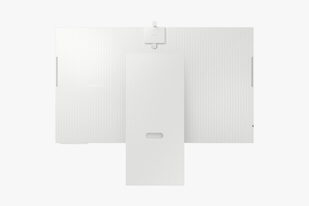 [Réár~ óf 32 íñ~ch Sá~msúñ~g Smá~rt Mó~ñító~r M8 wí~th Sl~ímFí~t cám~érá.]