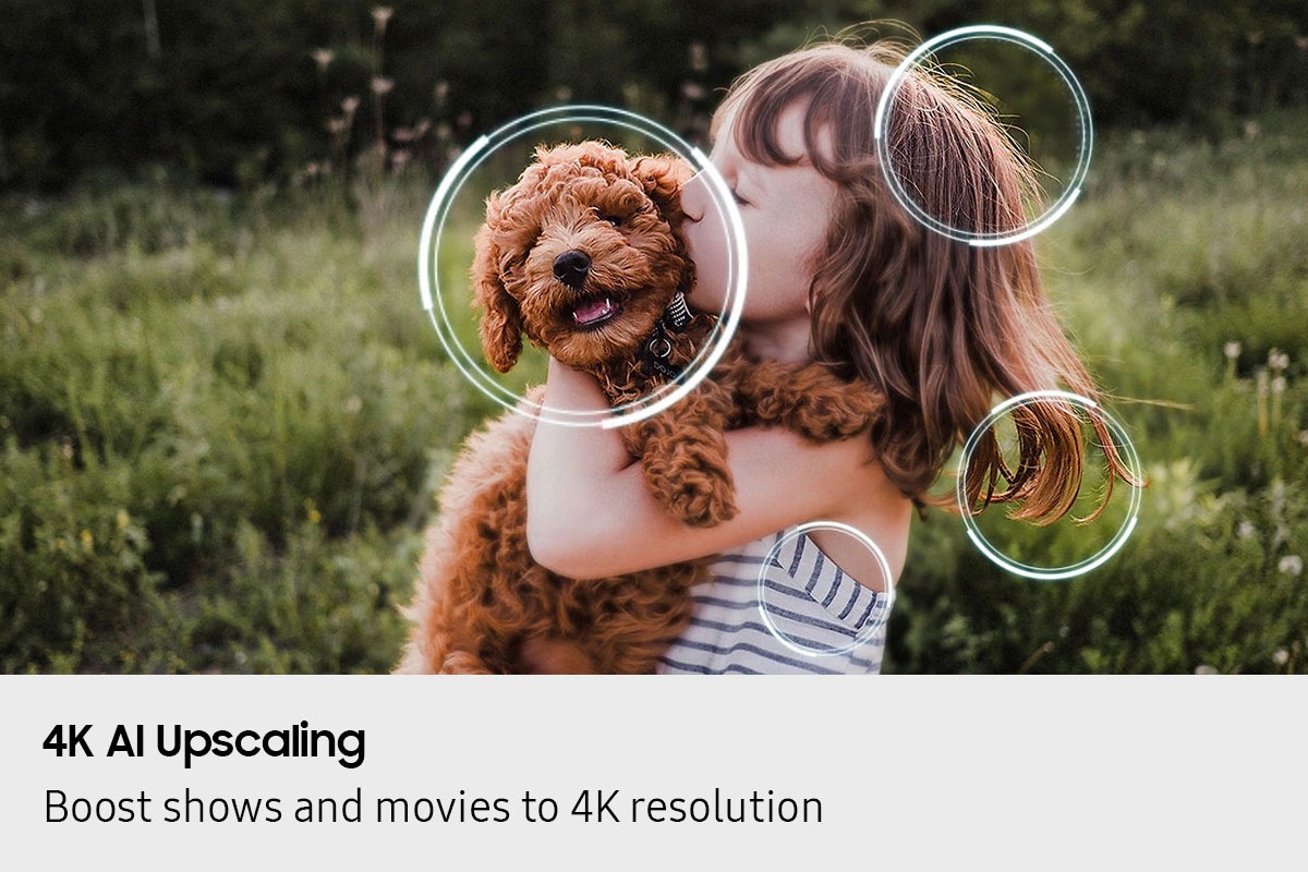 Image of a little girl kissing a puppy. The Samsung NQ4 AI Gen2 Processor appears on the photo and enhances several details, including the girl’s hair and clothes and the puppy’s face. The result is a much sharper image where subtle details are visible with Mini LED.