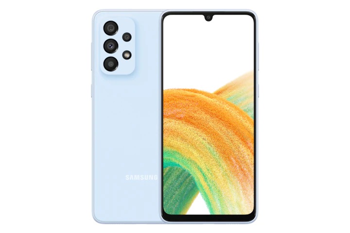 1. يظهر هاتف Galaxy A33 5G باللون الأزرق الرائع من الأمام  مع ظهور خلفية ملونة على شاشته. يدور الهاتف ببطء ليعرض الشاشة، ثم الجانب الانسيابي المستدير الذي يشتمل على حامل بطاقة SIM، ثم السطح غير اللامع وفتحة الكاميرا الصغيرة للغاية في الجانب الخلفي، وبعدها يتوقف عندما يظهر الجانب الأمامي مرة أخرى.