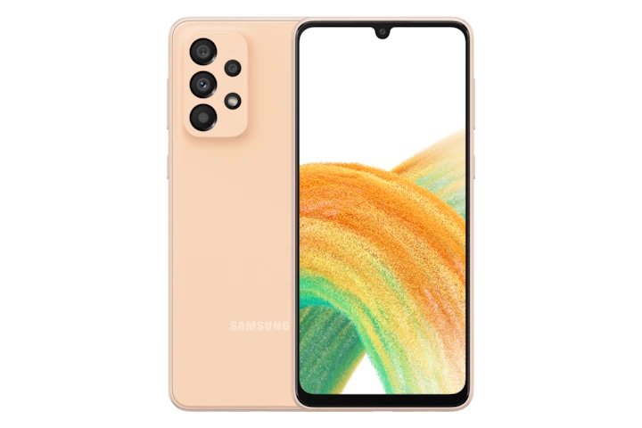 4. يظهر هاتف Galaxy A33 5G باللون الخوخي الرائع من الأمام مع ظهور خلفية ملونة على شاشته. يدور الهاتف ببطء ليعرض الشاشة، ثم الجانب الانسيابي المستدير الذي يشتمل على حامل بطاقة SIM، ثم السطح غير اللامع وفتحة الكاميرا الصغيرة للغاية في الجانب الخلفي، وبعدها يتوقف عندما يظهر الجانب الأمامي مرة أخرى.