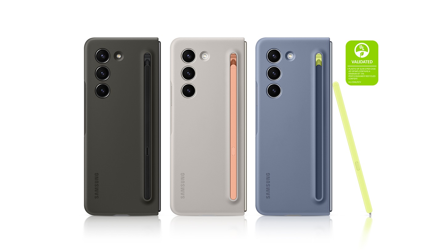 عرض لقطة خلفية لثلاثة من أجهزة Galaxy Z Fold5 المصفوفة بجانب بعضها. ويظهر كل واحد منها في حافظة نحيفة بجيب لقلم S Pen بألوان مختلفة هي الجرافيتي والرملي والأزرق الثلجي، بجانب قلم S Pen الذي يأتي بألوان مختلفة وهو معلق على الجانب الخلفي. يبرز قلم S Pen الموجود على أقصى اليمين بجوار الحافظة. النص المعروض: "يحتوي الجزء البلاستيكي من الحافظة النحيفة بجيب لقلم S PEN (طراز EF-OF94P) على 15% من المواد المُعاد تدويرها بعد الاستهلاك كحد أدنى". UL.COM/ECV