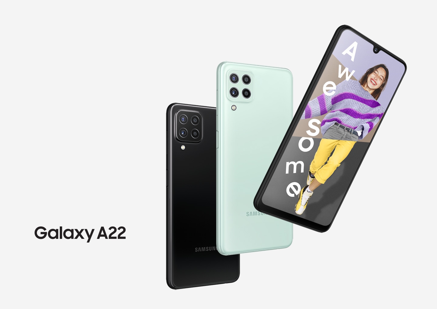 Trois téléphones Galaxy A22 d'affilée.  Deux vus de l'arrière pour montrer la caméra arrière et les couleurs noir et menthe.  L'une vue de face et à l'écran est un collage d'une tête de femme, d'un pull à rayures violettes et d'un pantalon jaune avec le mot Awesome.