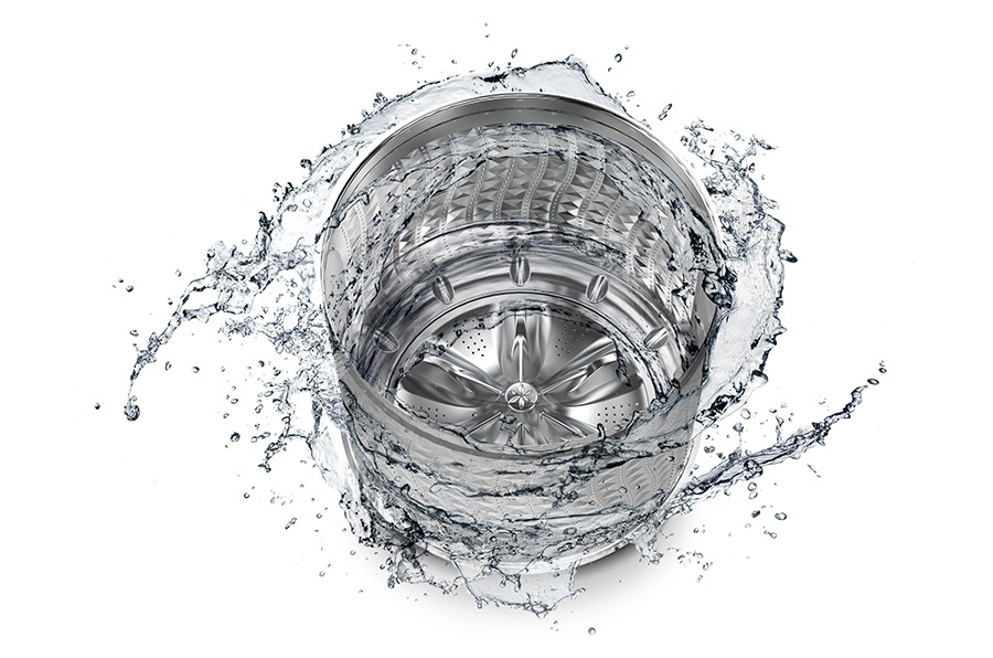Le tambour de la laveuse est entouré d'eau propre et des jets d'eau nettoient l'intérieur.