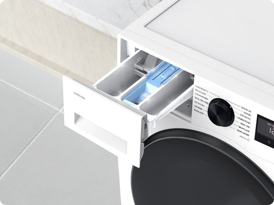 The Stay clean drawer opens. Light glitter and reveals a clean inside view.