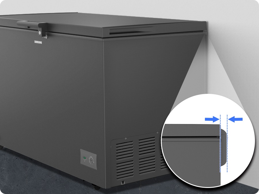 Close-up of the refrigerator's thin hinge. Arrows indicate that the hinge is thin. The slim rear hinge allows the refrigerator to be installed close to the wall.