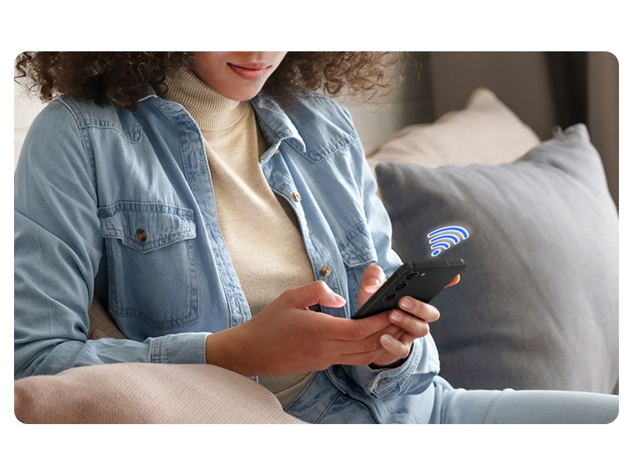 A person is using SmartThings app on a smartphone by connecting Wi-Fi. The SmartThings app makes washing efficient - Users can delay the end of the cycle by up to 24 hours. Auto Cycle Link is automatically enabled for optimal drying course.
