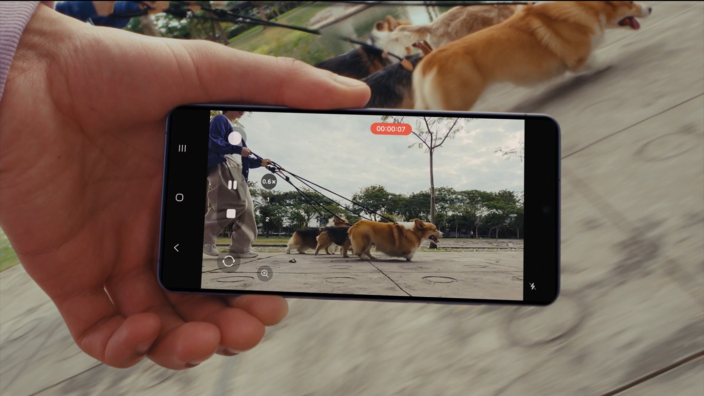 A video is being shot on Galaxy S26 with Super Steady's Horizontal Lock. The screen shows the user is recording a pet running. Even as they both run, the video remains level.