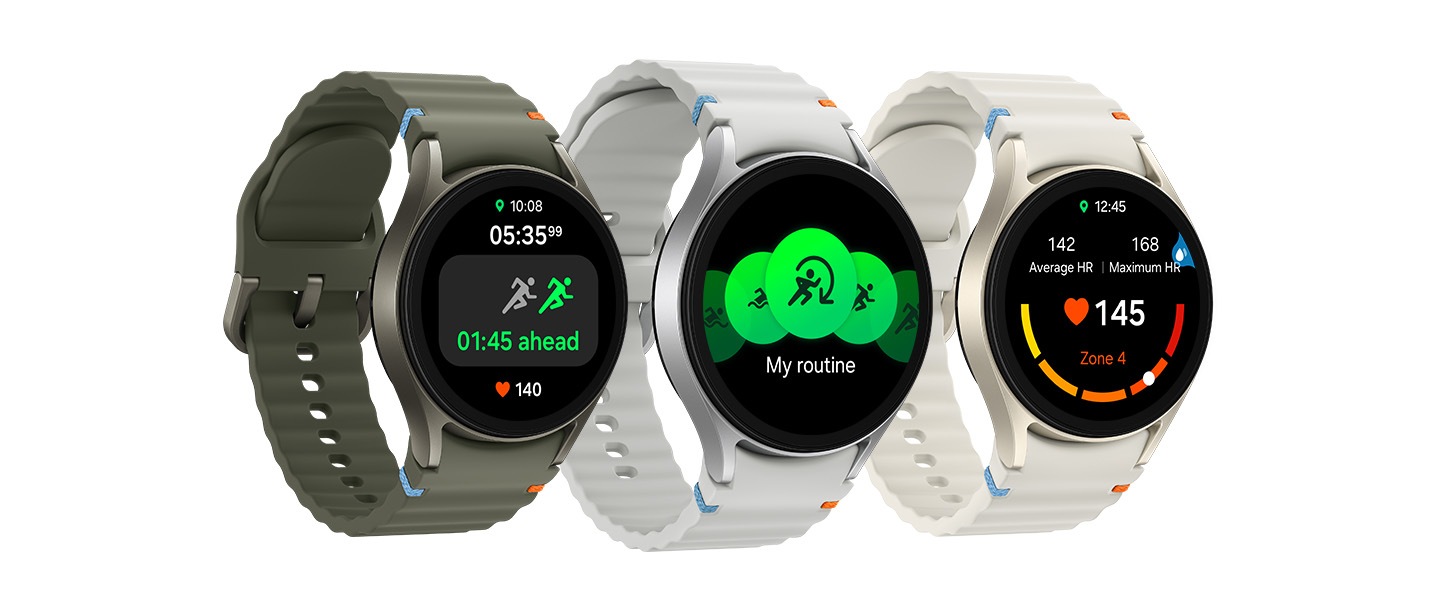 Trois appareils Galaxy Watch7 avec des bracelets différents sont alignés, chacun affichant des fonctionnalités différentes : Course avec un texte  « 01:45 d’avance », liste d'exercices et Zone de fréquence cardiaque personnalisée avec un bouton du mode Verrouillage dans l'eau.