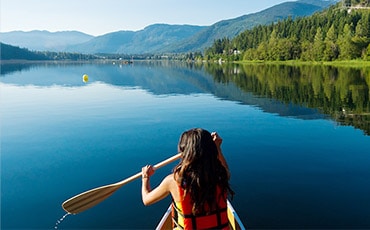 Une femme dans un bateau sur un lac