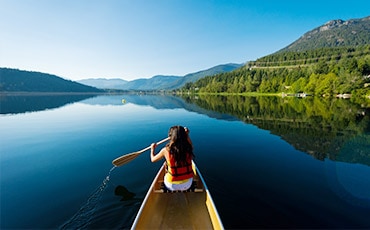 Une femme dans un bateau sur un lac