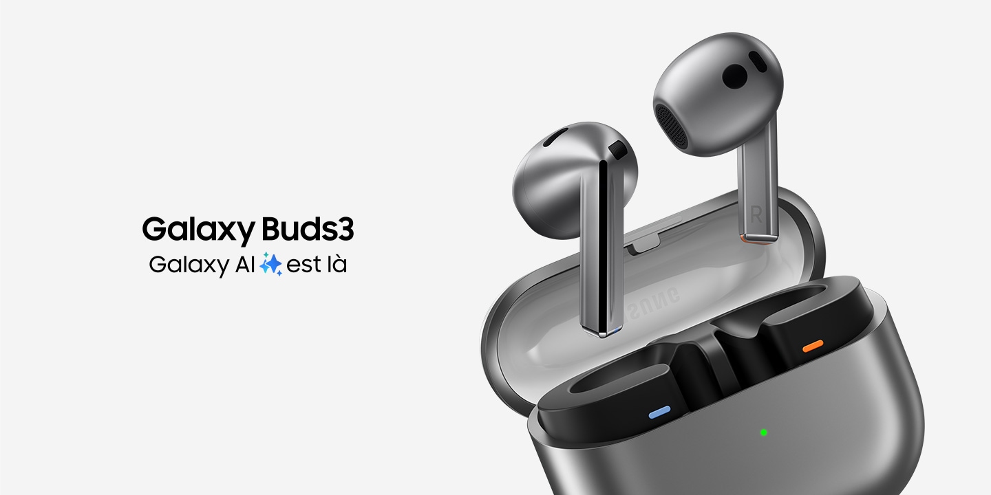 Une paire d’écouteurs Galaxy Buds3 Argent au-dessus de l’étui ouvert, qui est incliné vers la gauche. Galaxy Buds3 en texte. « La Galaxy AI est arrivée » en texte avec l’icône Galaxy AI entre « AI » et « est ».