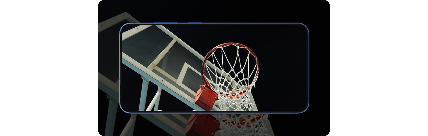 A subject plays basketball in the evening. Details are clear thanks to Galaxy S25 plus's camera.