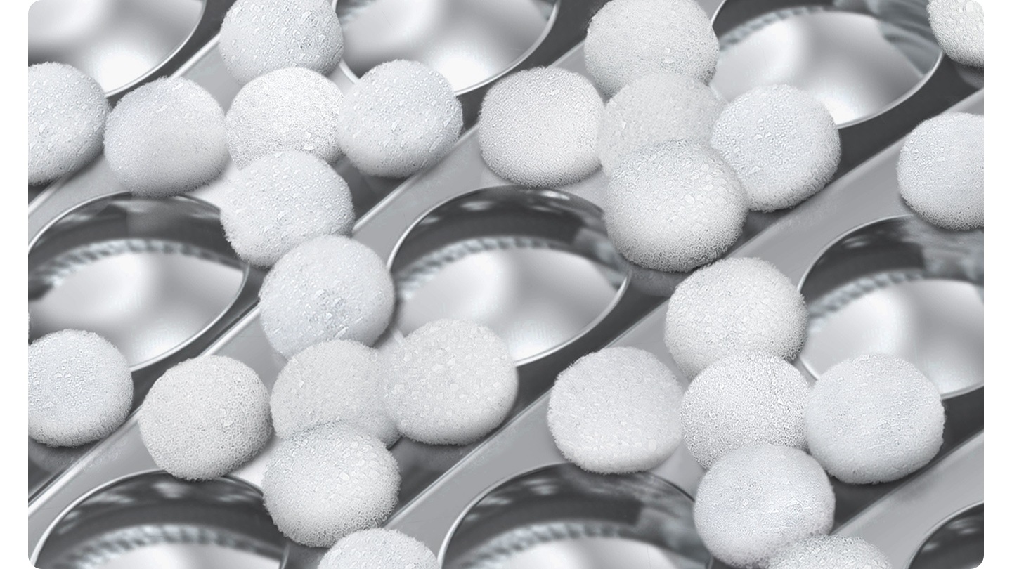 Through the bubble holes within the washing machine’s drum, bubbles from a mixture of detergent and water allows more efficient penetration to remove dirt and stains from fabric.