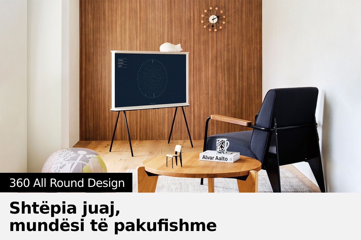The Serif është në një mbajtëse pranë një karrigeje dhe një tavoline të vogël.