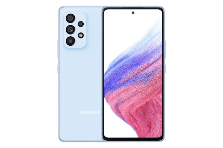 '1. Galaxy A53 5G en Awesome Blue visto desde el frente con un fondo de pantalla colorido. Gira lentamente, mostrando la pantalla, luego el lado redondeado suave del smartphone con la bandeja SIM, luego el acabado mate y la carcasa mínima de la cámara en la parte trasera y vuelve a detenerse en la