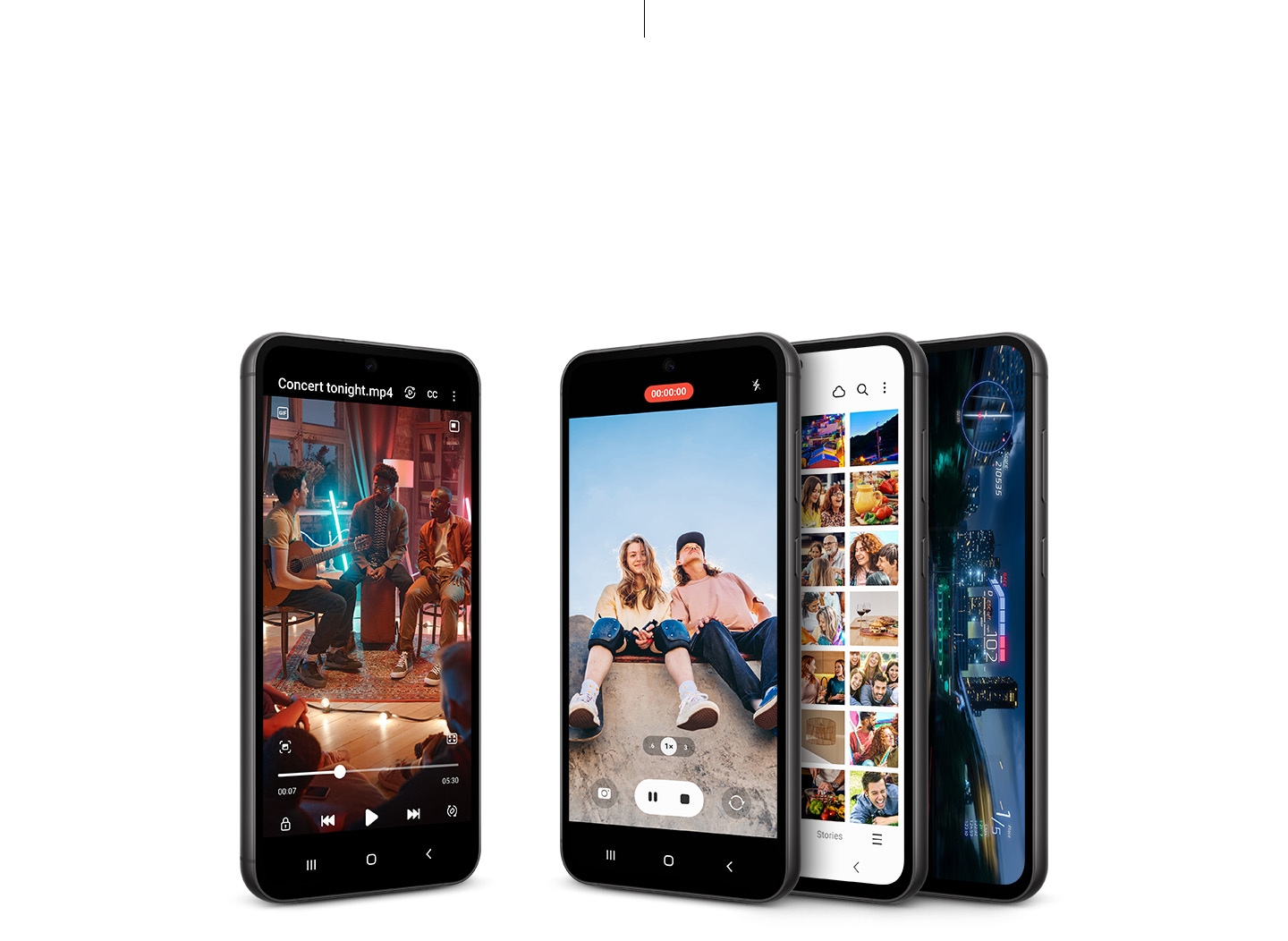 Cuatro dispositivos Galaxy S23 FE en posición vertical que muestran su parte frontal. Todos ellos tienen sus pantallas para mostrar un video o una imagen que se está tomando, una galería de fotos o un videojuego que se está jugando.