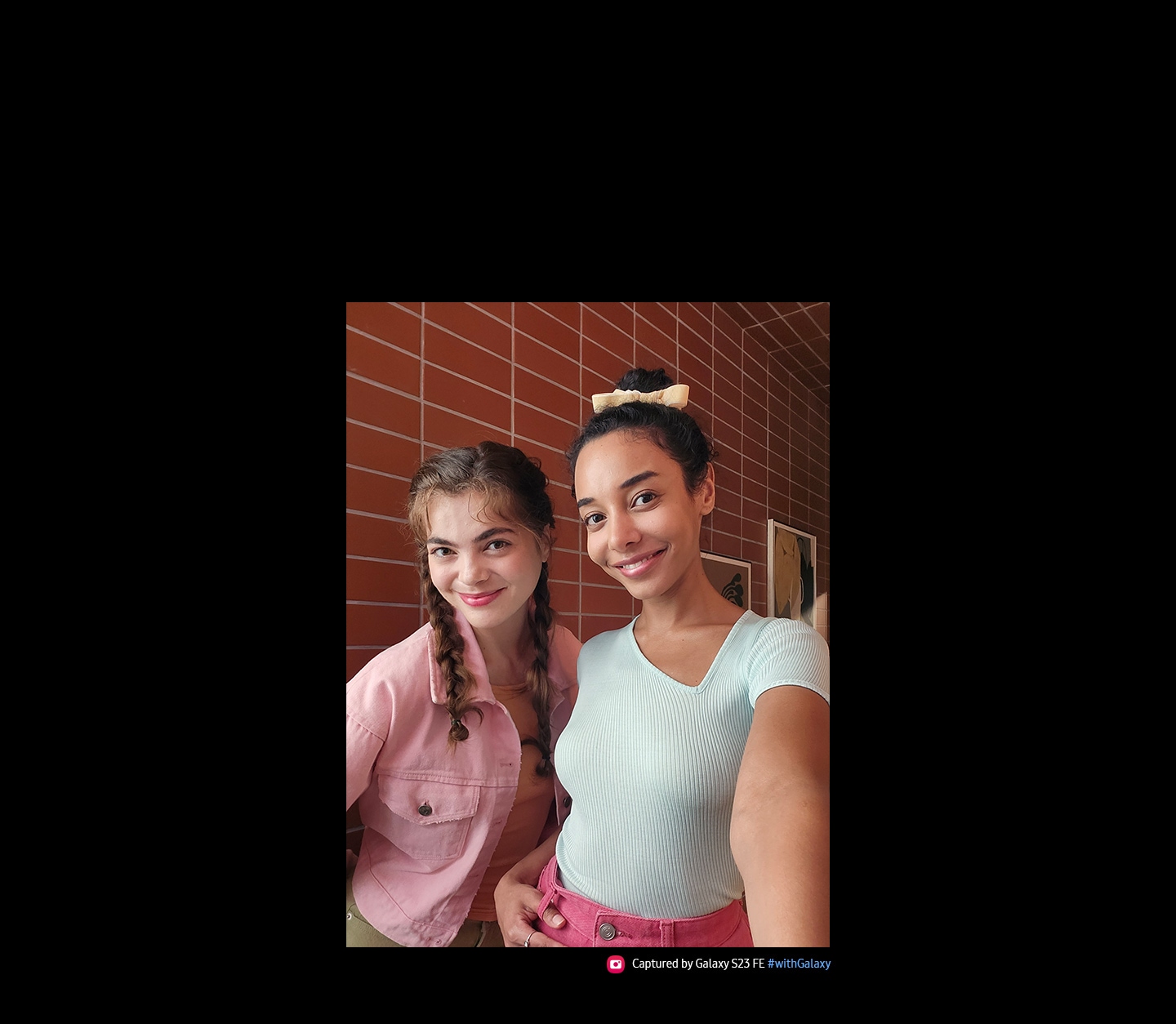 Dos mujeres se toman una selfie con el Galaxy S23 FE. La imagen tomada con su cámara frontal está en colores vívidos. Se lee el texto: “Capturado por Galaxy S23 FE #withGalaxy”.