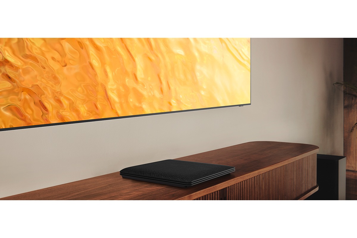 El Samsung Neo QLED QN800B está colgado en la sala y el One Connect Incluído ubicado debajo del TV.