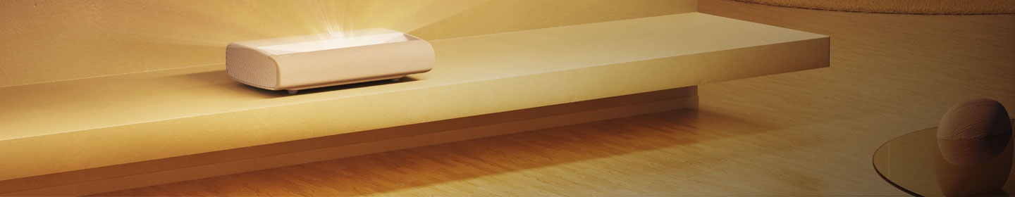 Premiera proiectează o imagine pitorească în aer liber cu animale sălbatice pe peretele unei camere de zi.