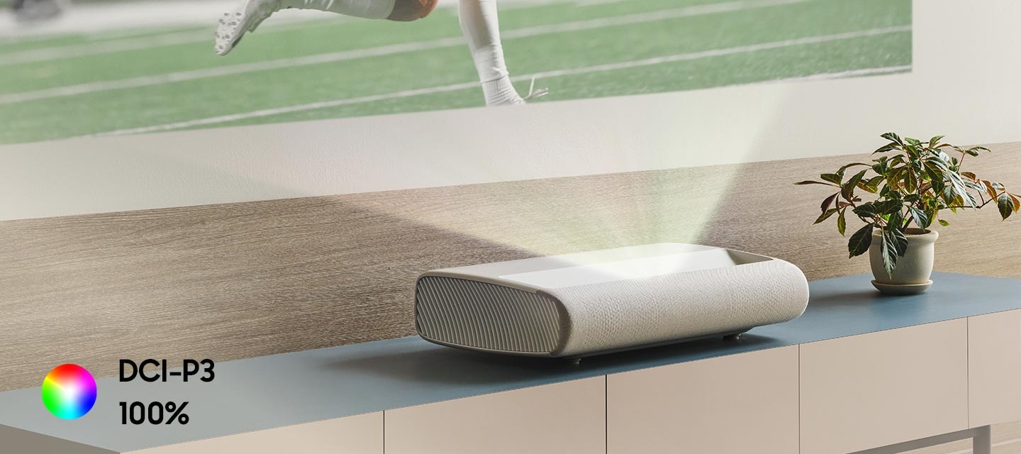 Premiera este plasată aproape de peretele pe care proiectează o imagine. Sigla DCI-P3 100%.