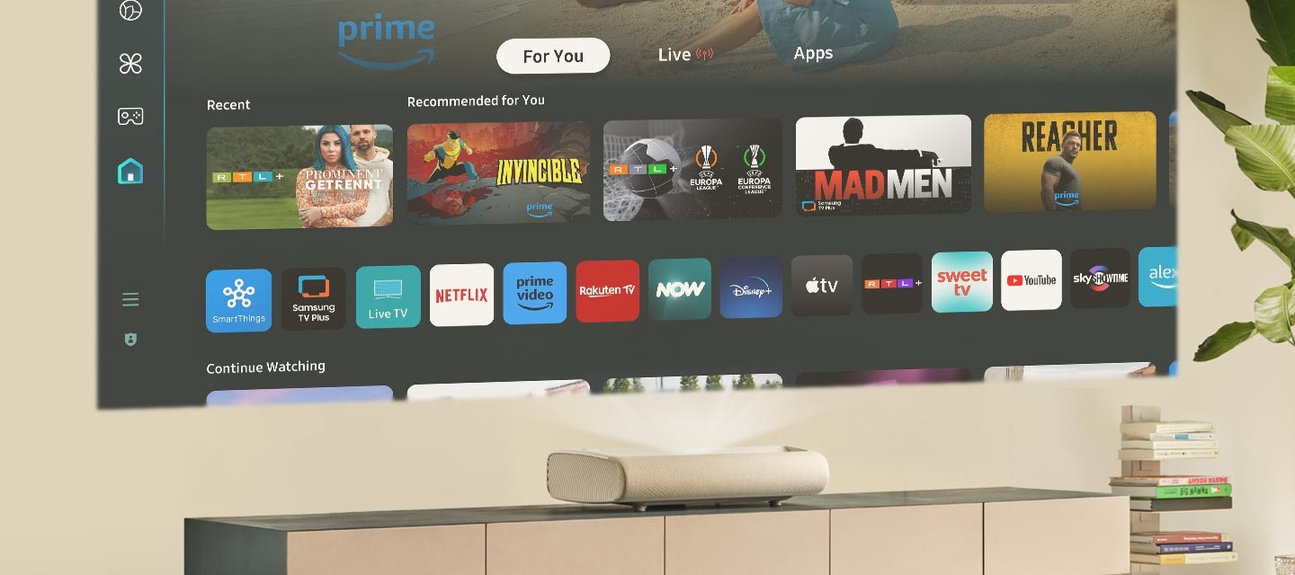 Un ecran proiectat de The Premiere afișează aplicații și opțiuni de divertisment pe sistemul de operare Samsung Tizen.