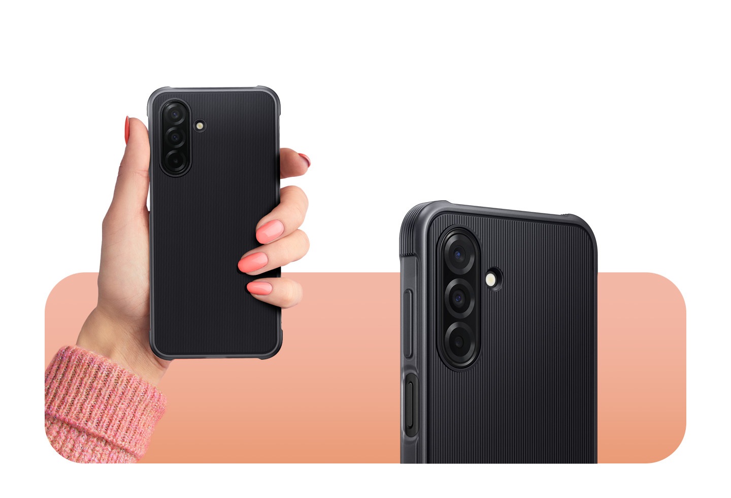 Eine Hand hält ein Galaxy A26 5G mit einem Rugged Case. Ein weiteres Galaxy A26 5G mit einem Rugged Case ist leicht geneigt und zeigt seine Rückseite.