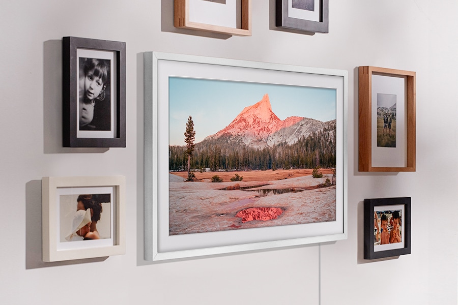 The Frame wird mit einer Slim Fit Wall Mount an die Wand gehängt, um wie ein echter Bilderrahmen auszusehen. 