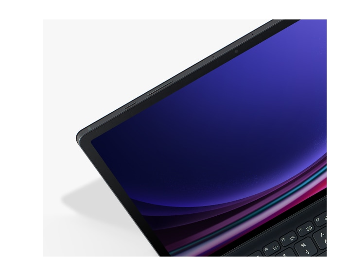 A Galaxy Tab S9+ közeli könyvborítós billentyűzettel, amely kiemeli a borító vékony kialakítását.