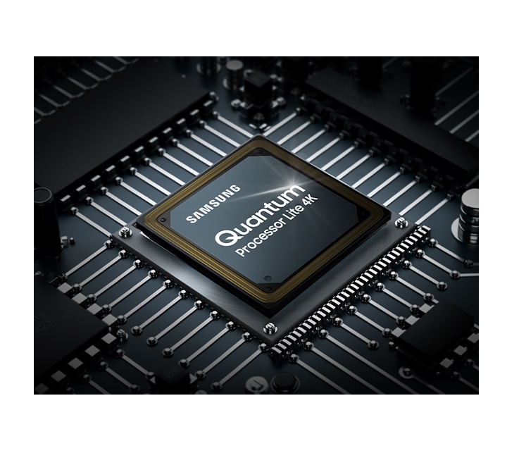 La puce du processeur du téléviseur QLED est affichée.  Le logo Samsung ainsi que le logo AI Quantum Processor 4K sont visibles en haut.