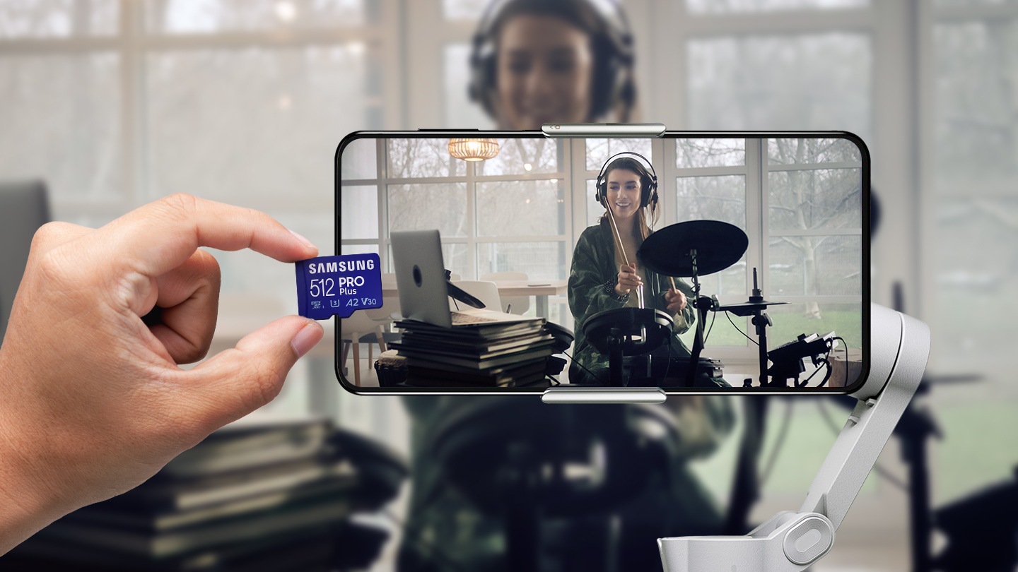 Tarjeta microSD en un teléfono inteligente, que está filmando una transmisión personal.  Expande la capacidad de tu dispositivo con tarjeta microSD y disfruta de una variedad de contenidos.