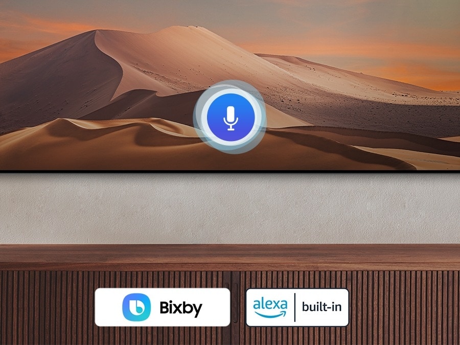 Une icône de microphone recouvre une image, illustrant la fonction d'assistant vocal. Les logos Bixby, Alexa intégrés et Hey Google sont affichés en bas.