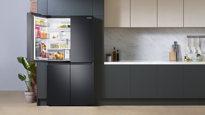 649L French Door Refrigerator SRF7300BA comes with a convenient Autofill Water Jug