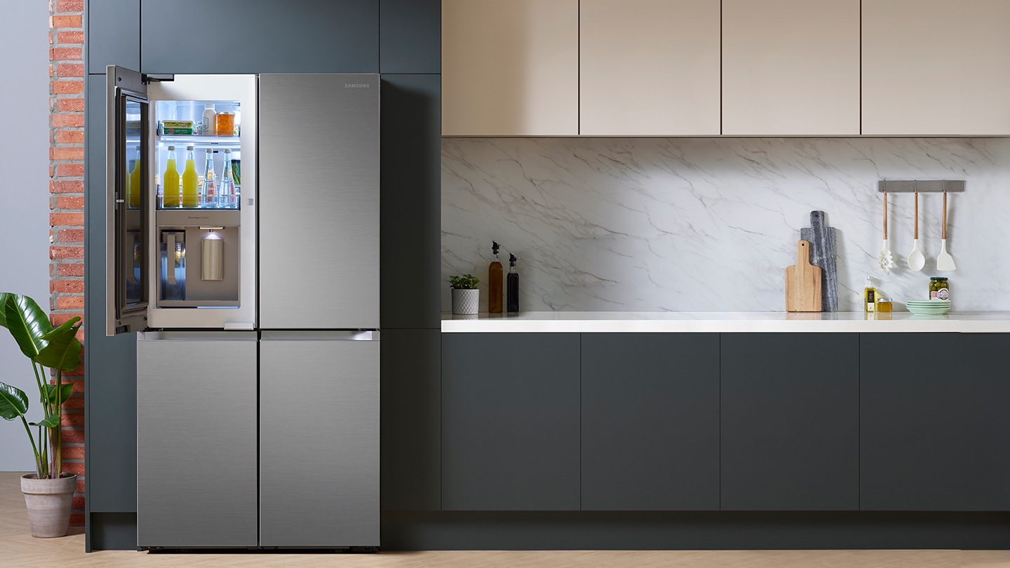 French Door Refrigerator SRF7500BB with 648L capacity handles the needs of even the largest households