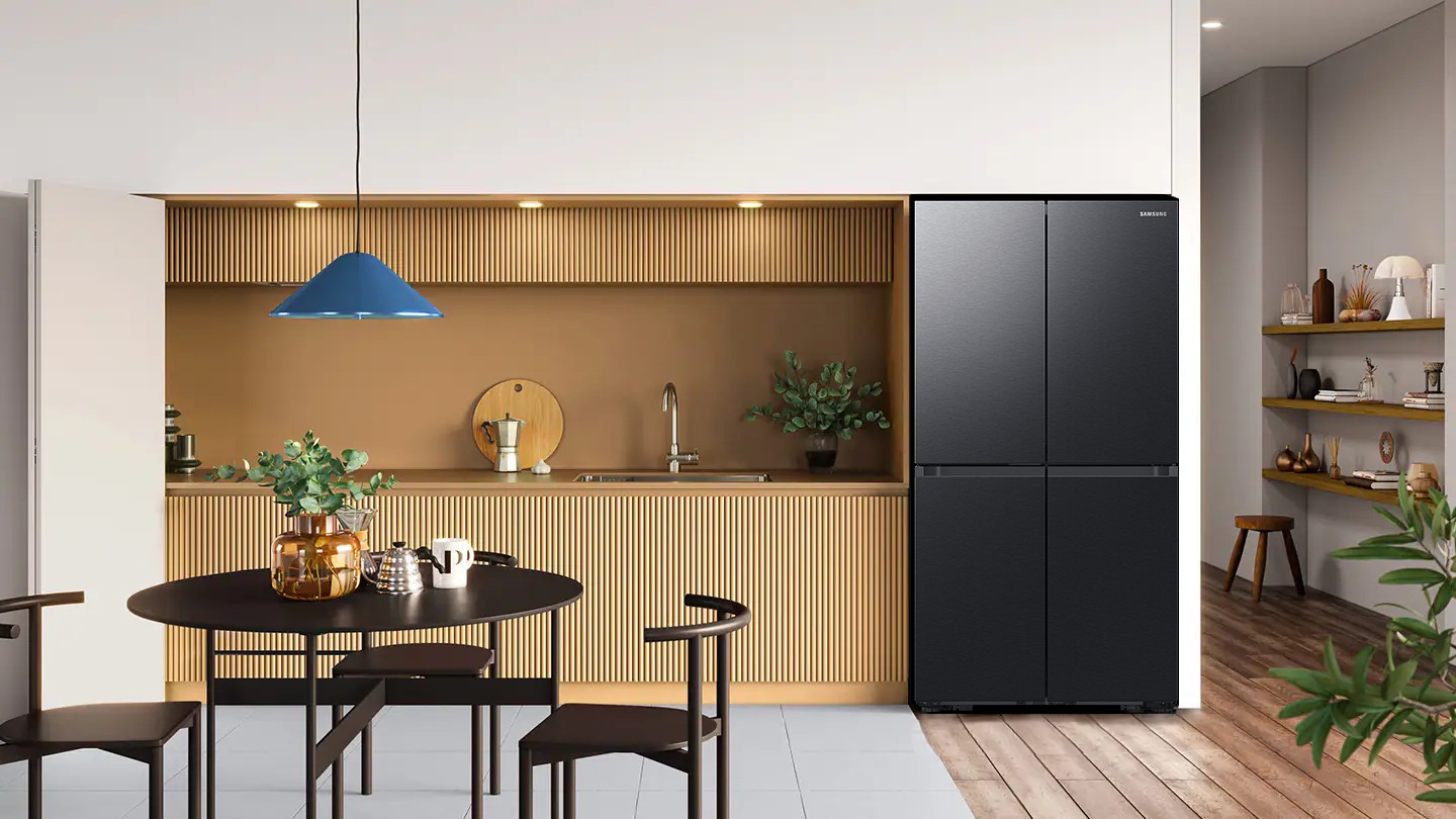 Placed in a stylish kitchen, the refrigerator has a two-tone finish that blends seamlessly with the tones of the room. Clean Pink, Clean Navy, Clean White, Satin Beige, Satin Grey, Satin Sky Blue, Cotta White and Cotta Charcoal Bespoke Panels are available for refrigerator doors.