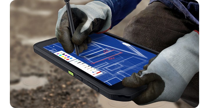 Operador utilizando luvas de prote��o no touchscreen e caneta S Pen resistente � �gua no Active5