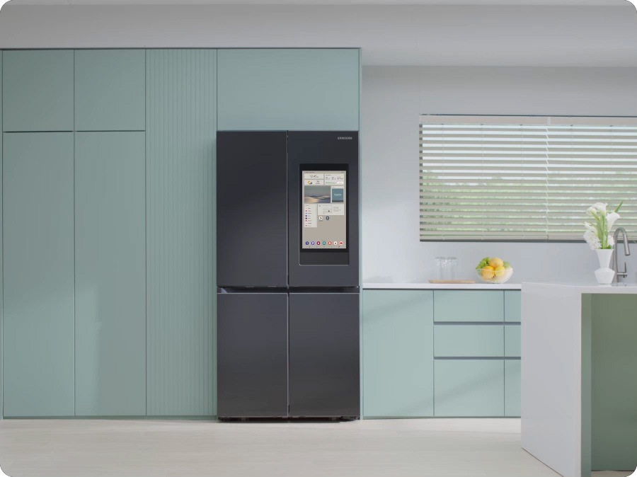 The refrigerator is installed in the kitchen and the camera is gradually zoom-in.