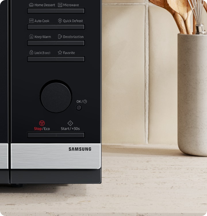 Shows the control panel of microwave. The icon for energy saving is displayed on the side.