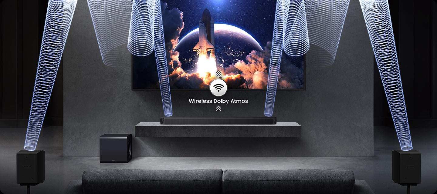 Крупный план звуковой панели под телевизором. Беспроводная технология Dolby Atmos и значок беспроводной связи со стрелками, направленными вверх. Уменьшение масштаба, чтобы показать весь телевизор со звуковой панелью, сабвуфером и задними динамиками. Звуковые волны исходят от звуковой панели и задних динамиков, отражаясь от потолка.