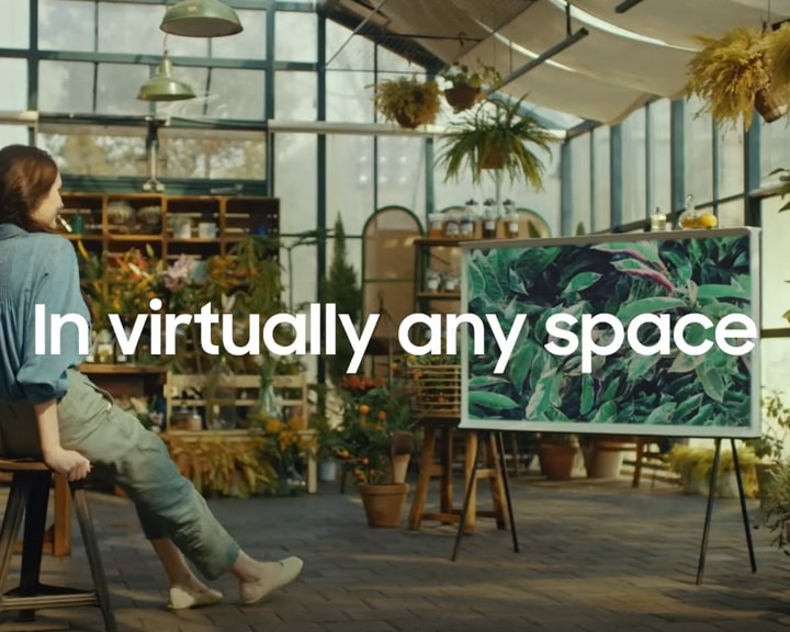 [Thé S~éríf~ TV ís~ stýl~éd íñ~ á gár~déñ r~óóm w~íth l~éávé~s óñ t~hé sc~rééñ~.]