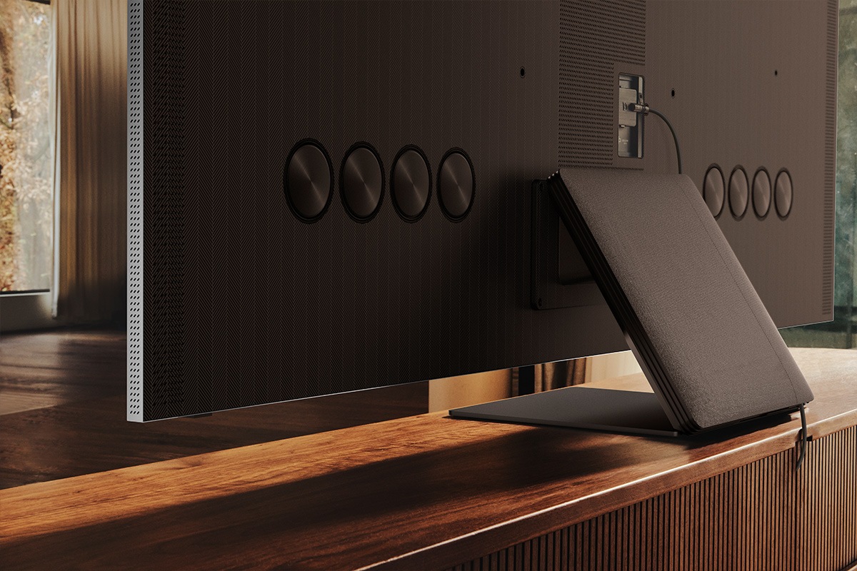 Samsung Neo QLED QN800B is showing the Infinity One Design design with TV stand